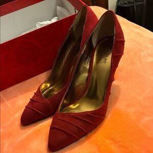 Carlos by Carlos Santana Sexy Scarlet Heels with Ruched detail Like new in box